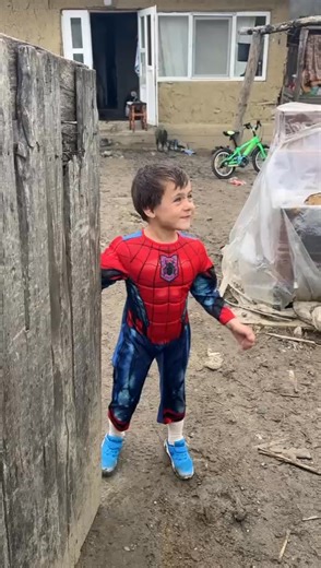 Se apropie Sarbatoarea Pastelui cu o mare insemnatate pentru crestinatate. Suntem obisnuiti ca in aceasta perioada sa ne vizitam pritenii si rudele si sa avem in casele noastre hrana din belsug. In acelasi timp, zeci de copii din Roman si satele alaturate nu se pot bucura de masa de Paste impreuna cu familiile lor 😢 cum noi ne bucuram. In ultimii trei ani, Echipa " Doneaza o masa calda " a gatit cu ocazia Sarbatorilor Pascale , o masa calda pentru mai multe familii cu copii din Roman si impreju