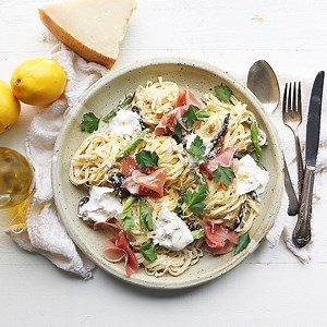 This Fresh Homemade Pasta loaded with Asparagus, Mushrooms, Prosciutto, Parmesan and Burrata is so RIDICULOUSLY DELICIOUS!!! Recipe at: http://bit.ly/2HX7LBZ | Chef Billy Parisi