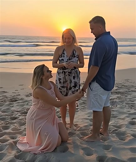 Ich entspannte mich mit meinem Mann am Strand, als eine Frau zu uns kam, vor meinem Mann auf die Knie fiel und seinen Namen rief. Als ich erfuhr, wer diese Frau wirklich war, war ich einfach nur fassungslos. Wir feierten mit meinem Mann unseren Hochzeitstag am Strand. Es schien, als stünde die ganze Welt in diesem Glück still. Und plötzlich — sie. Eine Frau in einem hellen Badeanzug kam direkt aus dem Rand der Wellen heraus, kam zu uns und fiel, kaum außer Atem, vor meinem Mann auf die Knie. Ihr