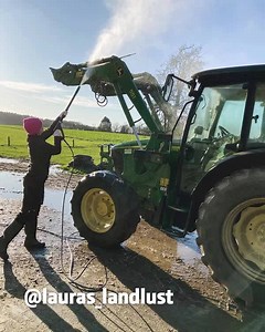 Les femmes font bouger l'agriculture ! Regardons quelques unes de nos #deerefriends power women. L'agriculture est leur passion ! Où sont nos fans féminines ? Partagez vos histoires dans les commentaires ! Nous attendons avec impatience vos contributions. 😀 #internationalwomensday Si vous voulez voir plus de nos #deerefriends, cliquez ici👉 http://bit.ly/2vCqL7H | John Deere