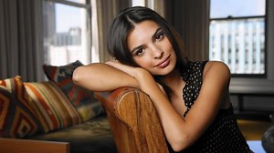 Nakalnya Bella Hadid, Sentuh Dada Emily Ratajkowski di Muka Umum