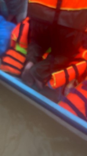 Không thể tin đi cứu hộ ng cano chạy sóng nc bị số ng dân sợ hư cửa lâyd đồ vật ném..hiện tại ae đang bức xúc chạy về ...thiên tai ai đâu muốn. | Hoàng Quốc