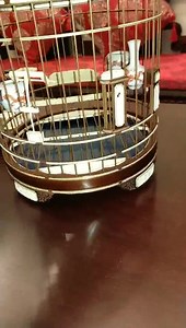 Lồng chim mắt thêu Tứ Xuyên Những người yêu chim ở các tầng lớp xã hội khác nhau sẽ chọn những mẫu chạm khắc phù hợp với địa vị của mình tùy theo hoàn cảnh thực tế. Nghệ thuật chạm khắc lồng chim không hề thua kém so với nghệ thuật chạm khắc truyền thống, thậm chí còn tốt hơn ở một khía cạnh nào đó. Diện tích chạm khắc nhỏ, đòi hỏi kỹ thuật phức tạp hơn và đầu tư nhiều năng lượng hơn. Một sản phẩm tốt như này tốn rất nhiều thời gian và phải qua nhiều khâu kỹ thuật, nhiều người làm nên một chiếc 