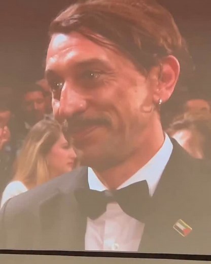 Valeria Golino, Matilda De Angelis, Elodie, Corrado Fortuna, Ippolita di Majo, Mario Martone e la standing ovation per “Fuori” al Festival di Cannes 2025. Video (bellissimo) di @margheritavicario. “FUORI” AL CINEMA! #cannes2025 | RB Casting