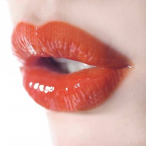 At ELLIS FAAS we’re prolonging the summer with Hot Lips L402 “Bright Orange”! | ELLIS FAAS Cosmetics