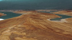 Mnoga su sela, zaseoci i plodno tlo godine 1968. ostali zarobljeni u utrobi novonastalog jezera. Svako malo ti svjedoci prošlosti ponovno ugledaju svjetlo dana te ih obilaze mnogi znatiželjnici. #rama #ramskojezero #kopcici | Ramski Vjesnik