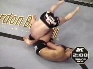 Há exatos 20 anos, Murilo Bustamante defendia o cinturão peso-médio do Ultimate! Na ocasião, ele precisou finalizar Matt Lindland duas vezes para sair vencedor! 🇧🇷🏆 Os melhores momentos do mundo da luta estão na tela do Combate! Venha para o nosso time e assine já! #UFCnoCombate | Combate