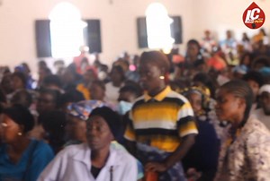 MENONGUE DESPEDE-SE DA JOVEM DE 28 ANOS DE IDADE "FELISMINA DOMINGOS FILÓ" Hoje, sexta-feira, 07 de novembro, a cidade de Menongue rendeu uma última homenagem à jovem Felismina Domingos "Filó", de 28 anos de idade, que partiu para a eternidade na última sexta-feira, 31 de outubro, vítima de doença no Hospital Jorgina Machel, em Luanda. A cerimônia fúnebre foi realizada com grande emoção e respeito. Os restos mortais de Felismina foram levados da residência da família para a Igreja UIEA do bairro