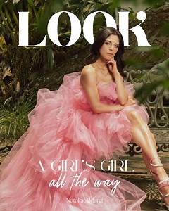 Natalia Aldana, mujer, mamá, emprendedora es quien representa la energía femenina que celebramos en esta edición. Su personalidad refleja en todo sentido la esencia de una mujer femenina, suave, delicada, con gusto al detalle, todas aquellas cualidades distintas a las que nuestra sociedad nos ha enseñado representan a una mujer exitosa, la que muchas veces está inspirada en copiar la energía masculina. Sin embargo, al analizar a todas las mujeres exitosas del mundo te darás cuenta que las que re