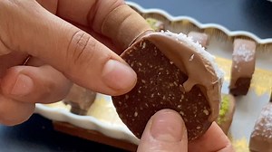 6.9K views · 124 reactions | Dessert rapide en 15 min 340 g biscuits  80 g Melted Butter  2 tbdp Icing Sugar  4 Tbsp Cacao . Melted chocolat 3/4 cup milk …………………………………… biscuits . 340 g biscuits . 80 g Beurre fondu . 4 c.a.s Sucre en poudre . 4 c.a.s Cacao . Chocolat fondu 3/4 tasse lait ……………………………………….. | Cheima s corner | Facebook