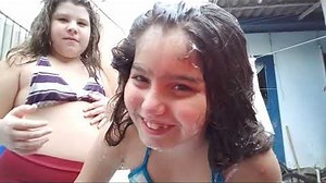 Banho de piscina com minha amiga