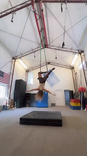 Gazelle roll up #singlepointtrapeze #trapeze #dancetrapeze | Stéphanie Gérard