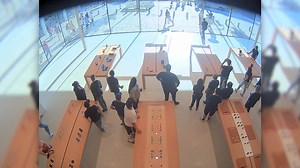 14K views · 84 reactions | APPLE STORE ROBBERY. Another store hit....