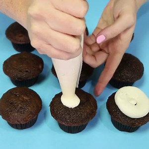 Banana Split Cupcakes! Nuff Said... You'll need: Bananas Frosting Chocolate Cherries Cupcakes | SheRenovates