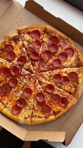 Introducing a specially engineered left hand pizza for this #internationallefthandersday 🍕 #dominos #dominospizza #pizzatok