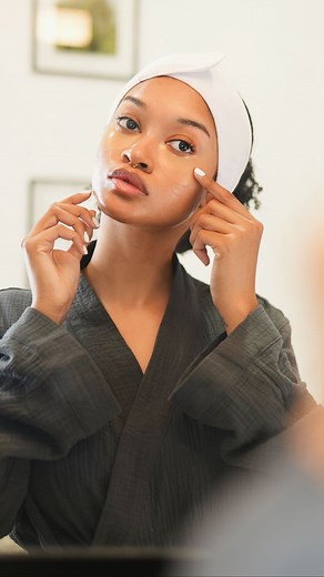 What scented shower routine do you want next? This routine will have you smelling like a warm vanilla dessert 🍦🍰🍨 I have a big passion for fragrances and layering scents. This is definitely the hug, double take, and hug you again, “you smell amazing,” blend lol ☀️ @soldejaneiro Brazilian 4 Play Shower Cream Gel Bath Net Linked in St0refront in bio Body washer linked in bio @dove Exfoliating Body Polish in Crushed Macadamia and Rice Milk @eosproducts Vanilla bliss 24 hour Shave Cream mixed wit