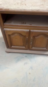 🔊🔊🔊🔊 l’audio description n°4 🔊🔊🔊🔊 P’tit Relooking complet d’un meuble tv en chêne Simple / efficace il rejoindra deux voltaire déjà repimpé par madame Kadecorange ❤️😜🤩 N’hesite pas à poser un p’tit comm’ 🥳🥳 Et bon aperoooooo 🍻🥨 | Atelier Kadeco