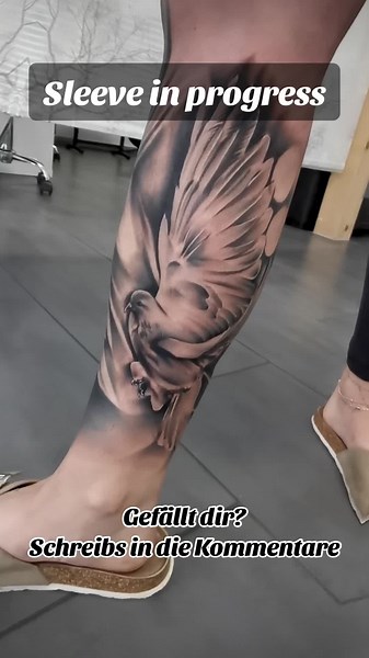 Tattoo-Sleeve mit Tauben und Federn in Arbeit