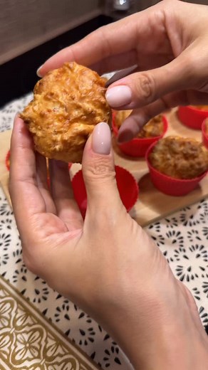 Бързи солени мъфини в @cosoribulgaria ✔️✔️✔️ - 2 яйца - 2 с.л кисело мляко 1/2 ч.л сода - 2 с.л зехтин - 120 гр. сирене - 80 гр. кашкавал - 80 гр. шунка - 150 гр. брашно ( 100 бяло 50 оризово) - 1/2 бакпулвер Печем 20 минути на програма BAKE ✔️ 🤩🤩🤩 | Stella Stefanova