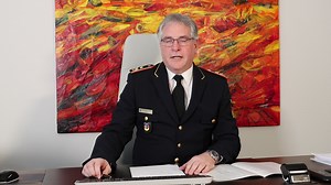 3.8K views · 84 reactions | DFV-Präsident Karl-Heinz Banse mit einem kurzen Rückblick auf 2022 und einem Ausblick auf das kommende Jahr. Allen ein ruhiges Weihnachtsfest und einen sicheren Jahreswechsel! | Deutscher Feuerwehrverband | Facebook