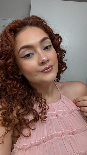 El verdadero terror en Halloween: shedding season🧟‍♀️ Yo estoy en pleno peak del shedding season o la muda estacional, que es más común entre las mujeres y puede ocurrir a medida que pasamos de una estación a otra. Al igual que otros mamíferos que mudan su pelaje, es posible que veas más caída de pelo en ciertas temporadas y medida que transicionamos de una estación a otra. . . . Rizos, crespos, rulos, ondas, curls, curly hair, wavy hair, curly, wavy, cabello crespo, cabello rizado, cabello ond