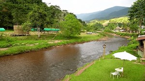 Der schöne malerische Flussufer mit Bergblick: Stockvideos & Filmmaterial (100 % lizenzfrei) 3815295397 | Shutterstock