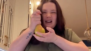 Kaitlyn Calimain vergelijkt haar meloenen met een onschuldig peertje