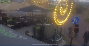 Fietsopa gaat plat op z'n gat, bezemknul to the rescue! | dumpert.nl