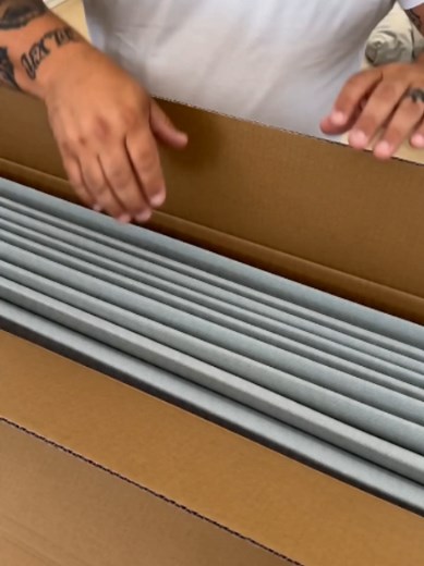 Cortina de puerta plegable a rayas — instalación sin taladro