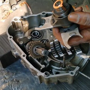 160 reactions · 47 shares | Hero Splendor Plus Gearbox Fitting Kaise karen #gear #gearbox #GearboxRepair #motorcycle #devautocenter | Ravi Prjapati Railpariya | Facebook