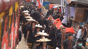 “Kerajinan kriya dari Mamasa, warisan tradisi yang bertahan kuat dari masa lampau hingga kini. Dengan sentuhan inovasi modern, karya ini tak hanya menjaga akar budaya, tetapi juga berkembang menjadi sebuah keindahan yang memikat hati dan menjadi benang waktu penghubung masa lalu ke masa akan datang” Saksikan Pesona Indonesia judul “Benang Waktu” pada hari Sabtu Jam 14.00, tanggal 28 September 2024, hanya di TVRI Nasional. #TVRI #TVRISulbar #MediaPemersatuBangsa #PesonaIndonesia | TVRI Nasional