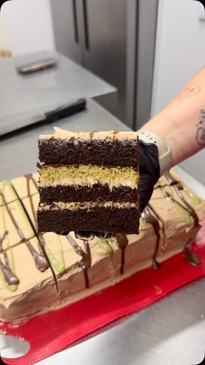 THIS. WEEKS. SLICES. 🔥 🧁 OLD SCHOOL CAKE 🍒 CHERRY BAKEWELL 🍫 PISTACHIO KUNAFA CHOCCY FUDGE get them whilst you can this weekend!!! opening times in bio ✌🏽 | Little Blonde Bakes
