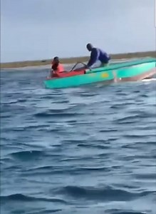 CHINESE COAST GUARD, GIN-HARASS NA NAMAN ANG MGA PILIPINO NGA MANUGPANGISDA Ginkumpirmar ni Philippine Coast Guard (PCG) spokesperson Commodore Jay Tarriela ang panibag-o na naman nga pagpang-harass sang Chinese Coast Guard sa mga Pilipino nga manugpangisda sa bahin sang Bajo de Masinloc sa Zambales. Sa iya statement paagi sa social media site nga X, pagakuhaan nila sang pahayag ang mga manugpangisda angot sa insidente. Natumod naman sang PCG ang ginhalinan sang naglapta nga video. Ari ang pahay