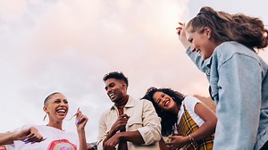 Selon la science, voici les quatre attitudes à adopter pour se faire aimer des autres - Grazia