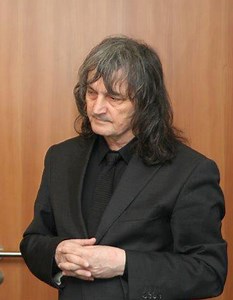 Constantin Barbu a publicat supracartea de poeme Stîlpul versului, primele 100 de volume. INTERVIU: E de neînțeles cum instituții ”tari" ale statului român risipesc bani prin ICR și în manualele școlare pentru nulitățile Cărtărescu și Blandiana