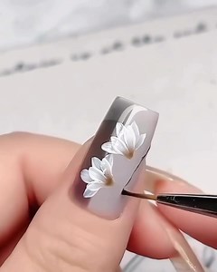 Sziasztok, Díszítő zselével, két fajta díszítő ecsettel lehet ezt a gyönyörű körmöt csinálni. További részletekért gyertek be a westendi MŰKÖRÖM CENTRUM üzletünkbe! Sok szeretettel várunk!!! 💓💓💓💕 | Műköröm Centrum