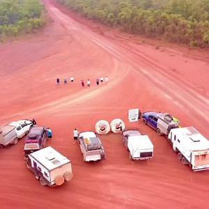 Bramwell Station Tourist Park is a popular spot to set up camp on your way to and from the tip of Australia!⁠ ⁠ $25 per vehicle per night for unpowered sites.⁠ ⁠ $37pp buffet every night.⁠ ⁠ ⁠ Don’t forget to grab a photo at the entrance of the park on that vibrant red dirt 🔴⁠ ⁠ 📷 @queenslandcamping | Creek to Coast