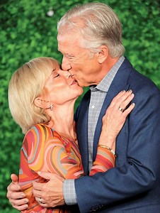 "Bikini sa 68 godina?!" 😱👵 Linda Purl zapalila je društvene mreže odvažnim fotografijama s plaže — i nisu svi oduševljeni. Neki je smatraju inspiracijom, dok drugi kažu da je to ipak previše. Pogledajte fotografije koje su izazvale raspravu u komentarima ispod 👇 | Nevjerojatne priče
