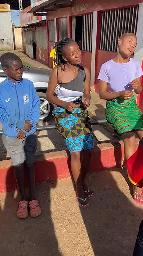 Com a Kadoda, "até os olhos dançam" #fypシ゚viralシ #lyrics_songs #frpシ #lyrics #Música #letrasoficiales #viral #reelsviral #1millionaudition | SRTLYRICS