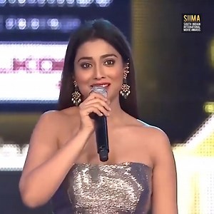 Shriya Saran stuns as a show stopper on the stage of the South Movie Awards. #ShriyaSaran #SaiPallavi #NivinPauly #ParvathyThiruvothu #SIIMA2023 | SIIMA