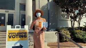 TÔI ĐI BẦU! Cả nhà nhớ đi bầu nhé! Nếu các bạn muôn biết đi bầu ở Mỹ ra sao xin mời đi vào coi với Kd. Nơi Kd đi (góc đường Palm/16th ở Huntington Beach, CA) rất vắng người, không xếp hàng, ra vào chỉ vài phút và rất an toàn. Muốn biết Kd bầu cho ai??? Tất nhiên là bầu cho người thắng cử!!! Kakaka 😉 | Nguyen Cao Ky Duyen