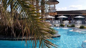 12K views · 231 reactions | Cum sună un weekend pe plajă, fără bătai de cap cu bagaje, transport și cazare? Te așteptăm la Sands of Therme, plaja urbană aproape de casă, cu nisip fin și relaxare din plin! #TimeToTherme | Therme Bucuresti | Facebook