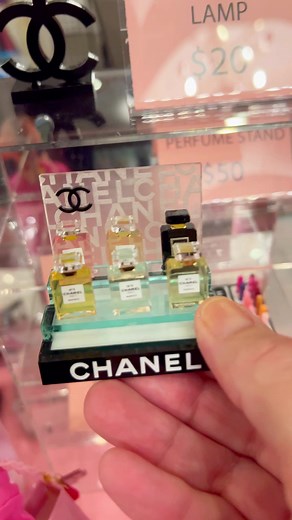 Do you wear perfume? Aren’t these miniature bottles of Chanel by Azusa Barbie so cute? My fragrance journey started in 1974 with the soft, powdery scent of love’s Baby Soft, then, in 77 it was the flirty fragrance of Babe. Then in 1979 when I moved to Paris, I discovered the spicy scent of Opium and the impeccably French Rive Gauche Eau De Toilette. I gave it all up in the early 80s, when I got married, because my husband was allergic to me. 🤧 🤧 #tinythings #tinythingsmakemehappy #miniaturewor