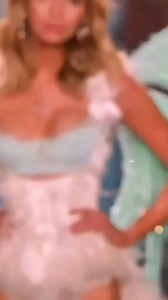 Stella Maxwell - chân dài nóng bỏng trong phân đoạn 'Fairy Tale' của VSFS 2014 - Đây là chương trình VS đầu tiên mà mỹ nhân này tham gia trình diễn. #StellaMaxwell | Áo thun Trang Vyla shop