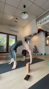 เอาไปเลย 21 ที เพราะคงไม่โดด21 ทีอีกแล้ว 🤣🤣 โดดไปเกือบ 2 นาที สำหรับ Tictoc สำหรับคนฝึก Ashtanga อาจจะเป็นท่าเป้าหมายของใครหลายๆคน ค่อยๆฝึกจนชำนาญ แล้วลองเพิ่มความตื่นเต้น เป็นกระโดดต่อเนื่องดูนะค้าบ ใครสนใจเรียน Private 1-1 Online หรือคอร์สเรียนออนไลน์พัฒนาสกิล รวมถึงคอร์สครูโยคะ ในรูปแบบเสริมสร้างทั้งความยืดหยุ่นและความแข็งแรง Dm หรือ message มาได้เลยนะค้าบบ #yoga #ashtanga #handbalance #calisthenics #contortion #contortionist #streetworkout #acro #acrobatic #handstand #flexibilitytraining #