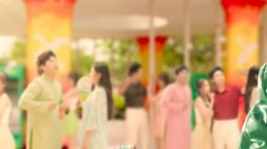 4.4K views · 1K reactions | TẾT CÓ 7UP, DU XUÂN BAO SẢNG KHOÁI! ✈️ ❌ Du xuân tôi muốn: bao sảng khoái bao vui ✔️Du xuân thực tế: bao sảng, bao đông, bao nóng  Dừng khoảng chừng là 5s… vì Tết này đã có 7UP, bao trọn sảng khoái cho bất kỳ hành trình du xuân nào của mấy ní! #7UP #DuXuân #BaoSảngKhoái | 7UP | Facebook