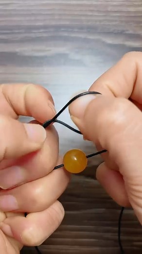 How to tie pearls into beautiful necklaces #diy #craft #crafts | Craft Home