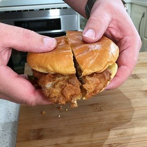 Chick-Fil A chicken sandwich 󾮟🏼󾌫 #clone | Nicko's Kitchen