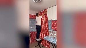 Su famila se fue por cinco días y decidió cubrir toda la casa con papel de regalo navideño | Primera Plana con Alejandra Forero