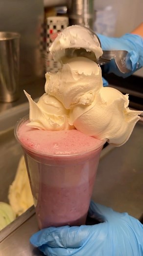 BUMBLEBERRY BUBBLES 🫧 ⏰ 12-10pm daily 📍 9480 S Eastern Ave. Henderson, NV 📍 @redrockcasino food court 📍 @santafestationlv food court 📍 @durangoresort coming soon 👨‍👩‍👧‍👦 Family-owned & operated 🍨 Dine-in • Takeout • Delivery ➖➖➖➖➖➖ 👇SAVE • SHARE • TAG A FRIEND👇 *** #nielsensfrozencustardlv #custard #nielsens #floats #bubbles #summerlin #float #bumbleberry #tinybubbles #henderson #desserts #soda #lasvegasnv #explorepage #feastthisway #forkyeah #supportlocal #hangry #igfood #buzzfeast 